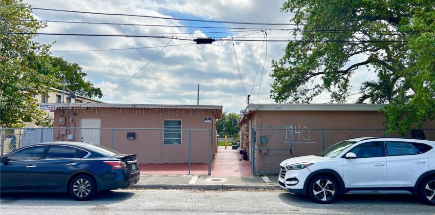 Commercial property in Opa-locka, Florida № 1731281