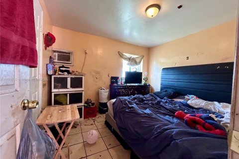 Commercial property in Opa-locka, Florida № 1731281 - photo 12