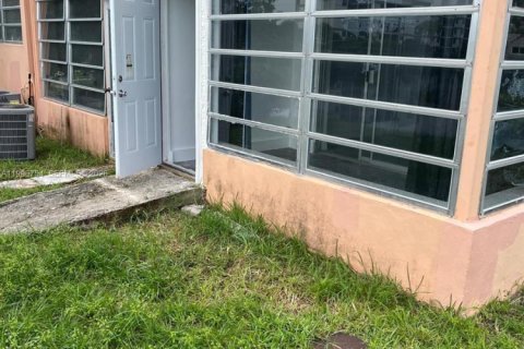 Снять в аренду кондоминиум в Майами, Флорида 3 спальни, 91.97м2, № 2058712 - фото 12