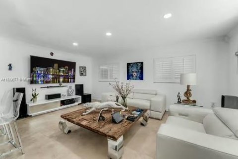 Casa en venta en Miami, Florida, 4 dormitorios, 220.92 m2 № 1939688 - foto 16