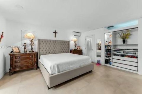 Casa en venta en Miami, Florida, 4 dormitorios, 220.92 m2 № 1939688 - foto 19