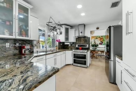Casa en venta en Miami, Florida, 4 dormitorios, 220.92 m2 № 1939688 - foto 12