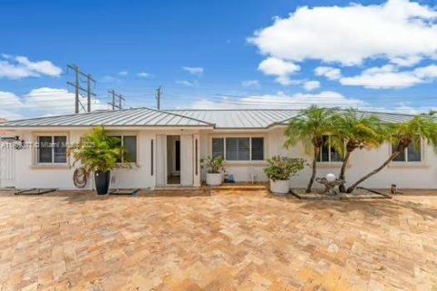 Casa en venta en Miami, Florida, 4 dormitorios, 220.92 m2 № 1939688 - foto 1