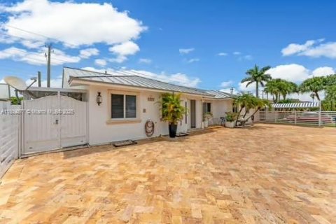 Casa en venta en Miami, Florida, 4 dormitorios, 220.92 m2 № 1939688 - foto 2
