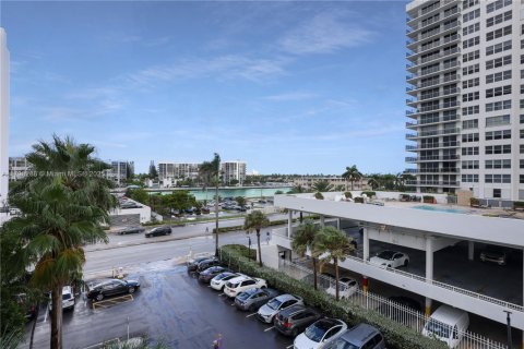 Condo in Hollywood, Florida, 2 bedrooms  № 1861436 - photo 20