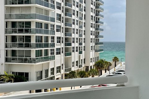 Condo in Hollywood, Florida, 2 bedrooms  № 1861436 - photo 2