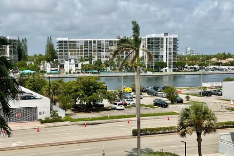 Condo in Hollywood, Florida, 2 bedrooms  № 1861436 - photo 24