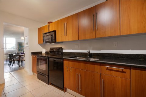 Condo in Hollywood, Florida, 2 bedrooms  № 1861436 - photo 10
