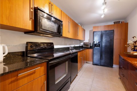 Condo in Hollywood, Florida, 2 bedrooms  № 1861436 - photo 11