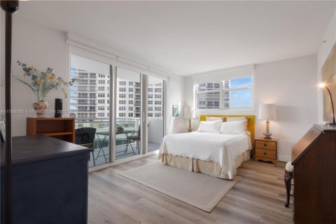 Condo in Hollywood, Florida, 2 bedrooms  № 1861436 - photo 12