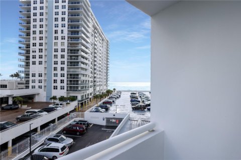 Condo in Hollywood, Florida, 2 bedrooms  № 1861436 - photo 21