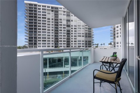 Condo in Hollywood, Florida, 2 bedrooms  № 1861436 - photo 16