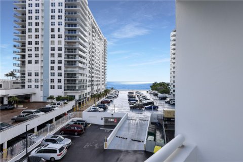 Condo in Hollywood, Florida, 2 bedrooms  № 1861436 - photo 22