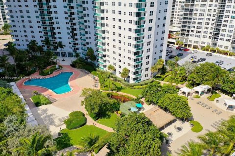 Condo in Hollywood, Florida, 2 bedrooms  № 1861436 - photo 29