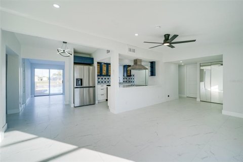 Casa en venta en Port Charlotte, Florida, 3 dormitorios, 176.14 m2 № 2109502 - foto 5