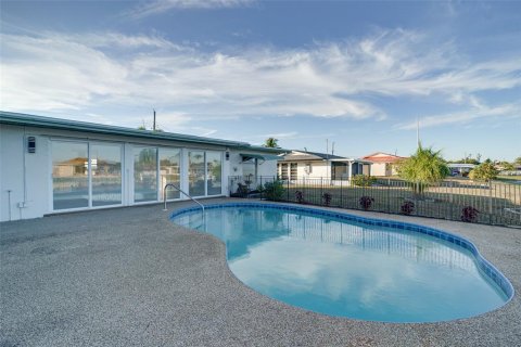 Villa ou maison à Port Charlotte, Floride 3 chambres, 176.14 m2 № 2109502