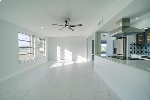 Casa en venta en Port Charlotte, Florida, 3 dormitorios, 176.14 m2 № 2109502 - foto 2