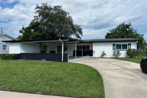 House in Orlando, Florida 3 bedrooms, 149.76 sq.m. № 2323005