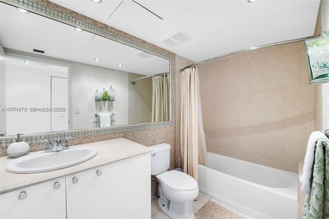 Condo in Sunny Isles Beach, Florida, 2 bedrooms № 2185824 - photo 17