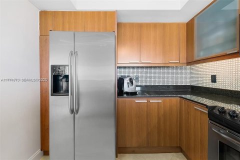 Condo in Sunny Isles Beach, Florida, 2 bedrooms № 2185824 - photo 10