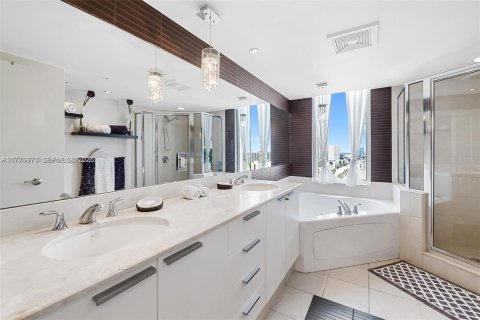 Condo in Sunny Isles Beach, Florida, 2 bedrooms № 2185824 - photo 14