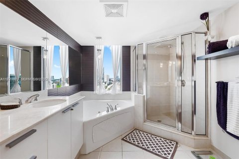 Condo in Sunny Isles Beach, Florida, 2 bedrooms № 2185824 - photo 13