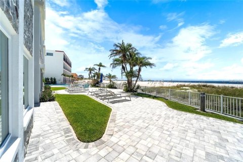 Condo in Saint Pete Beach, Florida, 2 bedrooms № 2226468 - photo 11