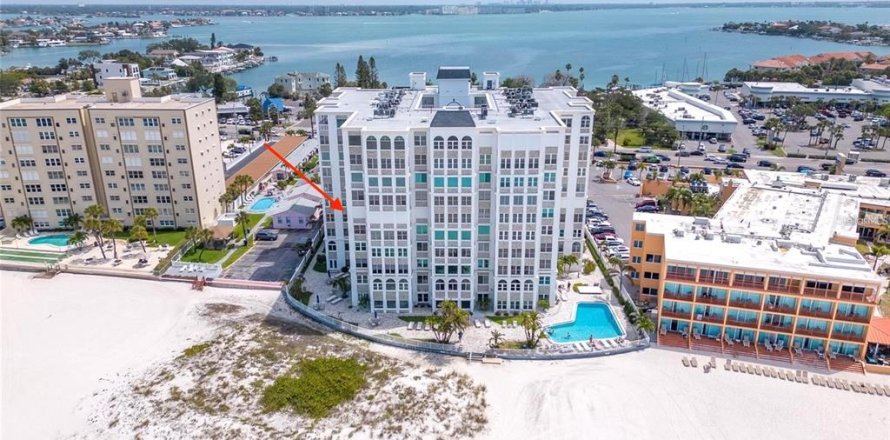 Condo in Saint Pete Beach, Florida, 2 bedrooms № 2226468