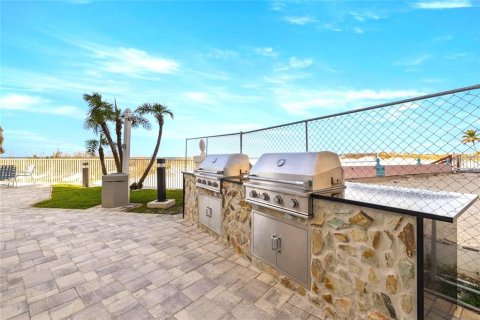 Condo in Saint Pete Beach, Florida, 2 bedrooms № 2226468 - photo 10
