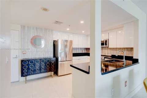 Condo in Miami, Florida, 1 bedroom  № 1962099 - photo 2