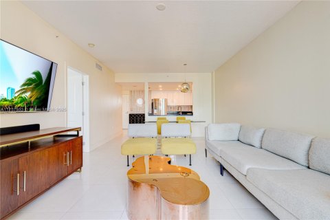 Condo in Miami, Florida, 1 bedroom  № 1962099 - photo 9