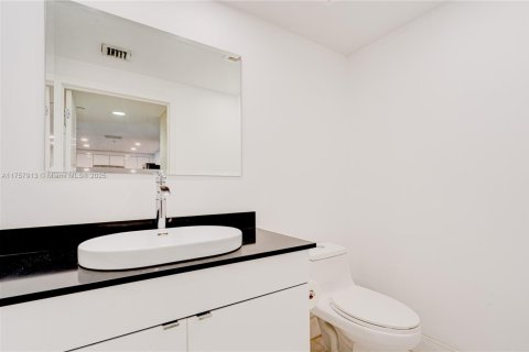 Condo in Miami, Florida, 1 bedroom  № 1962099 - photo 6