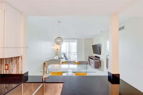 Condo in Miami, Florida, 1 bedroom  № 1962099 - photo 5