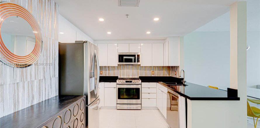 Condo in Miami, Florida, 1 bedroom  № 1962099