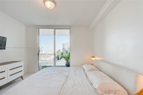 Condo in Miami, Florida, 1 bedroom  № 1962099 - photo 11