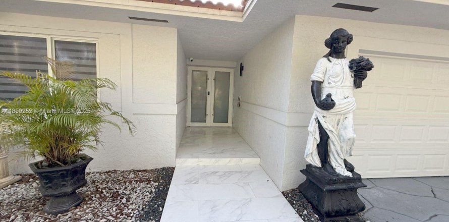 Villa ou maison à Miami Lakes, Floride 4 chambres, 192.12 m2 № 1943324