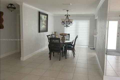 Villa ou maison à vendre à Miami Lakes, Floride: 4 chambres, 192.12 m2 № 1943324 - photo 13