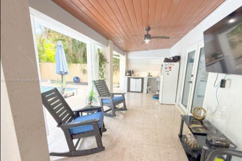 Villa ou maison à vendre à Miami Lakes, Floride: 4 chambres, 192.12 m2 № 1943324 - photo 10