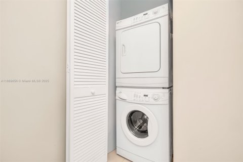 Купить кондоминиум в Майами, Флорида 1 спальня, 68.28м2, № 1896946 - фото 11