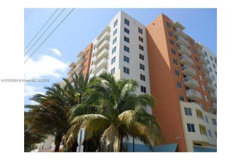 Condo in Aventura, Florida, 1 bedroom № 1959115 - photo 1