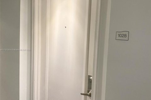 Condo in Aventura, Florida, 1 bedroom № 1959115 - photo 2