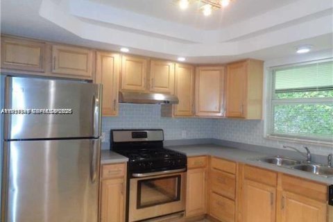 House in Sunrise, Florida 2 bedrooms, 123.56 sq.m. № 1986320 - photo 2