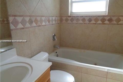 House in Sunrise, Florida 2 bedrooms, 123.56 sq.m. № 1986320 - photo 4