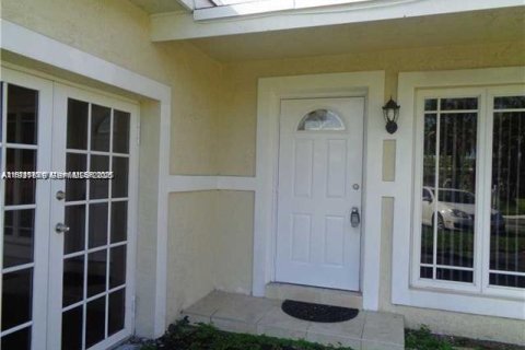 House in Sunrise, Florida 2 bedrooms, 123.56 sq.m. № 1986320 - photo 1