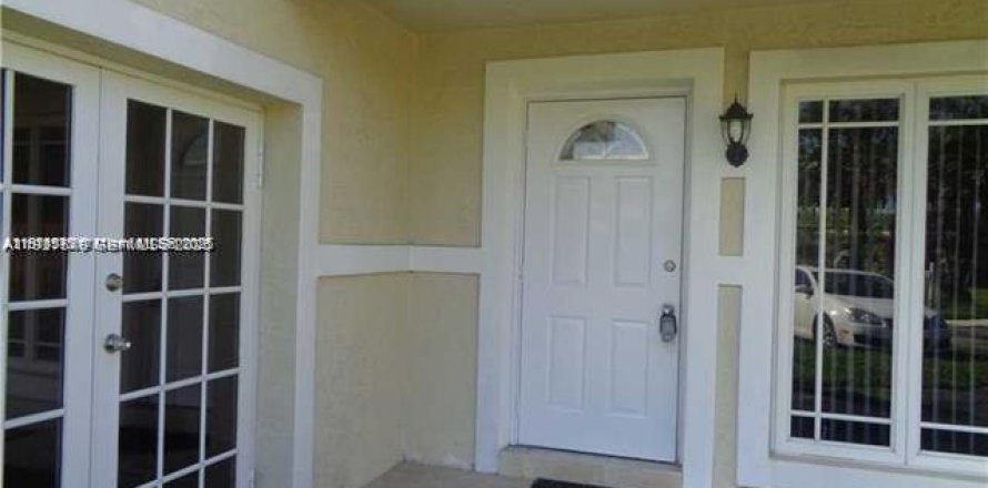 House in Sunrise, Florida 2 bedrooms, 123.56 sq.m. № 1986320