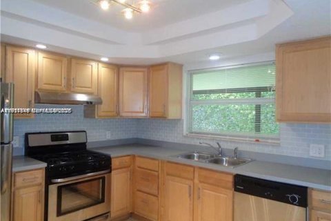 House in Sunrise, Florida 2 bedrooms, 123.56 sq.m. № 1986320 - photo 3