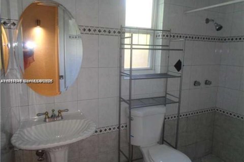 House in Sunrise, Florida 2 bedrooms, 123.56 sq.m. № 1986320 - photo 11