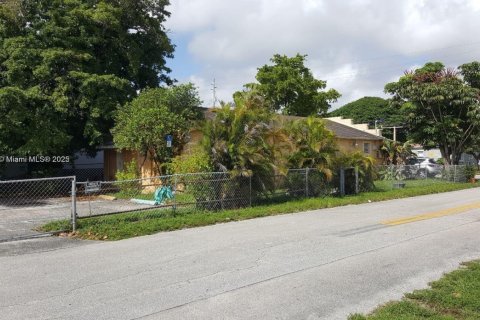 House in Hallandale Beach, Florida 5 bedrooms, 158.49 sq.m. № 1799533 - photo 1
