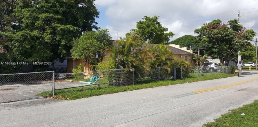 House in Hallandale Beach, Florida 5 bedrooms, 158.49 sq.m. № 1799533