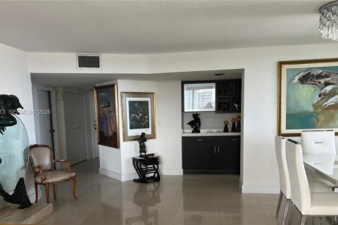 Condo in Miami, Florida, 2 bedrooms № 2075907 - photo 4